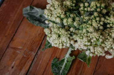 Karnabahar planlı tahtalar üzerinde yatıyor