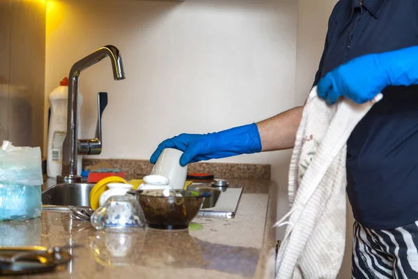 Mavi lastik eldiven eller bulaşıkları silmek — Stok fotoğraf