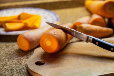 Olgun kırmızı havuç ve ahşap tahta üzerinde yalan bıçak