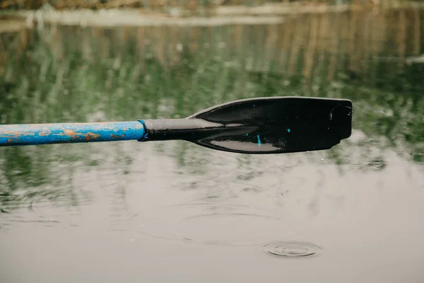 Paddle with plastic paddle above water — Stock Photo, Image