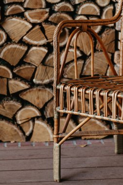 Hasır sandalye sonbahar verandada