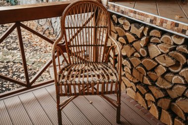 Hasır sandalye sonbahar terasında duruyor