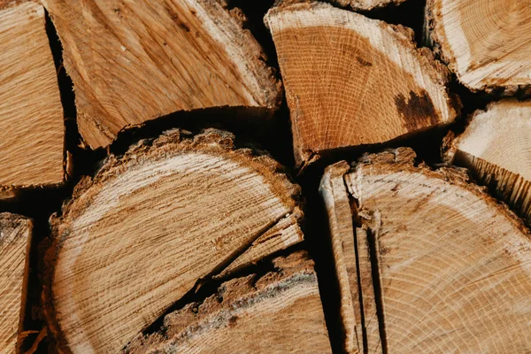 Drewno opałowe siekane na werandzie — Zdjęcie stockowe