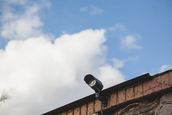 Câmera de vídeo de vigilância no fundo do céu azul — Fotografia de Stock