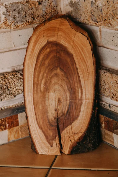 Schöne sägegeschnittene Zwetschgenbaum steht in der Ecke von Ziegel — Stockfoto
