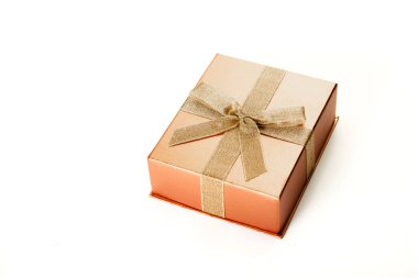 Beyaz arka planda fiyonklu hediye kutusu