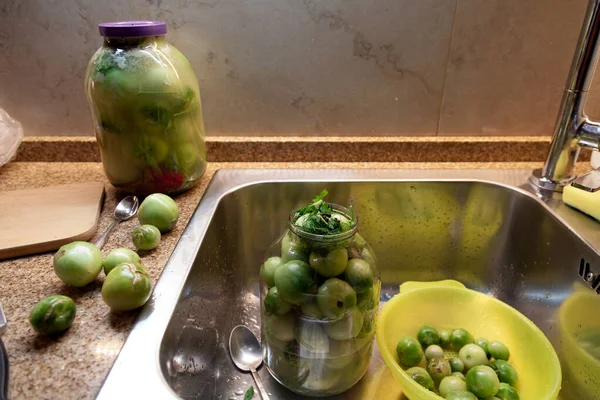 Mutfakta yeşil domatesli büyük cam kavanozlar duruyor. — Stok fotoğraf