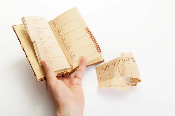 Uomo mano tiene notebook su sfondo bianco — Foto Stock