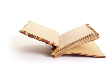 Beyaz arkaplanda uzanan dizüstü bilgisayarları aç