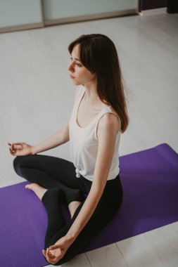 Yoga yaparken genç ince kız