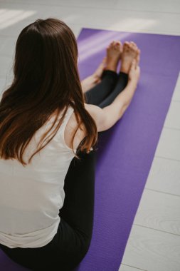 Yoga yaparken genç ince kız