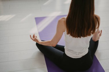 Yoga yaparken genç ince kız