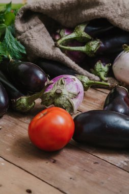 Tahta tahtalarda domates, patlıcan ve çuval
