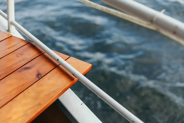 Tafel van houten planken staat aan boord van het schip — Stockfoto