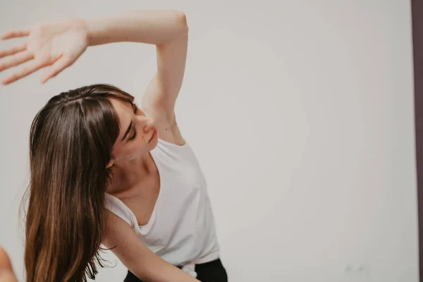 Joven chica delgada haciendo yoga — Foto de Stock