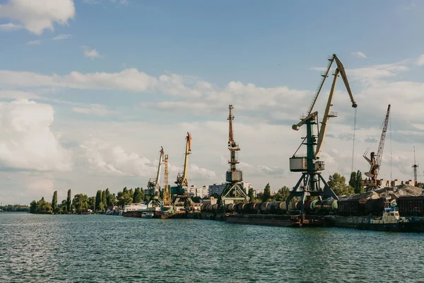 Żurawie portalowe w porcie rzecznym na tle nieba — Zdjęcie stockowe