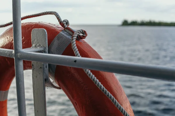Lifebuoy на заборе корабля — стоковое фото