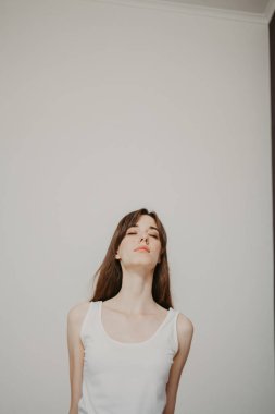 Yoga yaparken genç ince kız