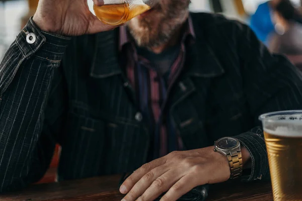 Ο άνθρωπος που πίνει μπύρα από πλαστικό Κύπελλο — Φωτογραφία Αρχείου