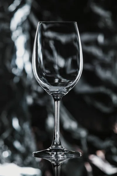 Стеклянный бокал вина стоит на черном фоне — стоковое фото