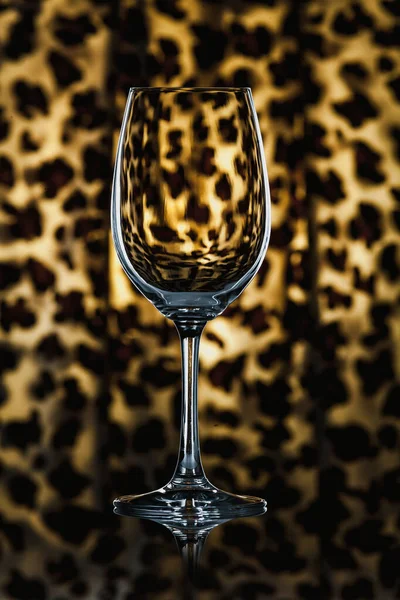 Verre verre de vin se tient sur verre sur fond moucheté — Photo