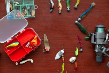 Bir dizi dönüş. Kahverengi masada dönen bir makara ve etobur fis yakalamak için farklı yemler var.