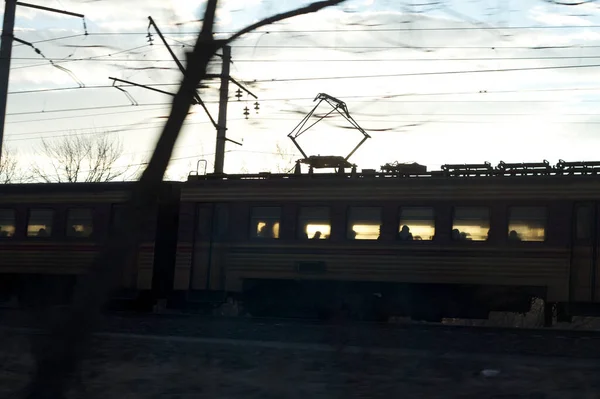 Yüksek Hız Yolcu Vagonunun Bulanık Görüntüsü Elektrik Treni Gökyüzüne Doğru — Stok fotoğraf