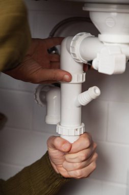 Hijyenik teknisyenin elleri mutfak hidrolik deklanşör sistemini kapatır.