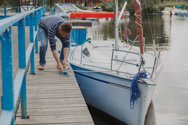 Homme Chemise Rayée Fixe Corde Amarrage Yacht Blanc Sur Une — Photo