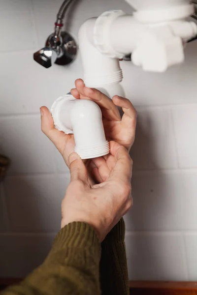 Hände Des Sanitärtechnikers Montieren Das System Des Hydraulischen Rollladens Großaufnahme — Stockfoto