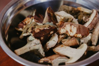 Kesikte mantar var. Yenebilir güzel mantarlar yuvarlak bir tabakta uzanır.