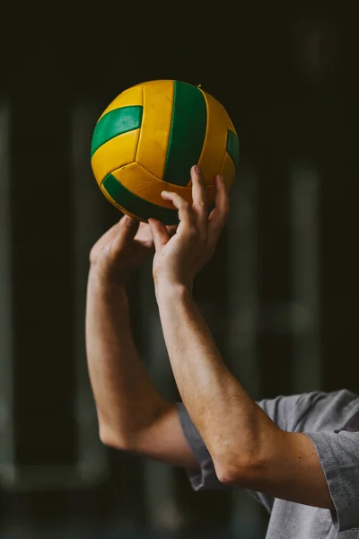 Voleybol Oyuncusu Iki Eliyle Yakın Çekimle Pas Veriyor Çizgili Top — Stok fotoğraf