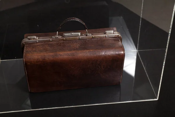 音乐乐器调谐器的古董皮革调谐器站在博物馆展览的玻璃盒里 — 图库照片