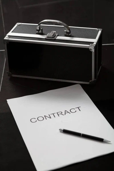 Atrybuty Biznesowe Zbliżenie Kontraktu Wydrukowanego Papierze Przenośny Sejf Pieniądze Wstrzykiwacz — Zdjęcie stockowe