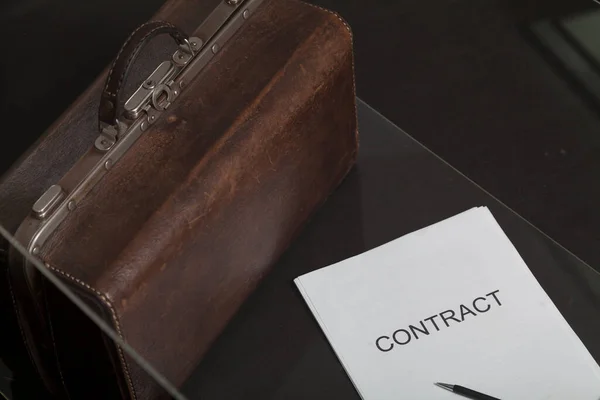 Zakelijke Eigenschappen Close Van Een Contract Gedrukt Papier Een Leren — Stockfoto