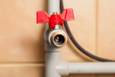 Kırmızı top valflı dikey plastik boru. Pozisyon kapalı. Topu görünürde kilitle