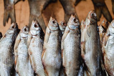 Pazarda balık serisi. Bir grup kurutulmuş balık koçu tezgahın üzerinde duruyor.