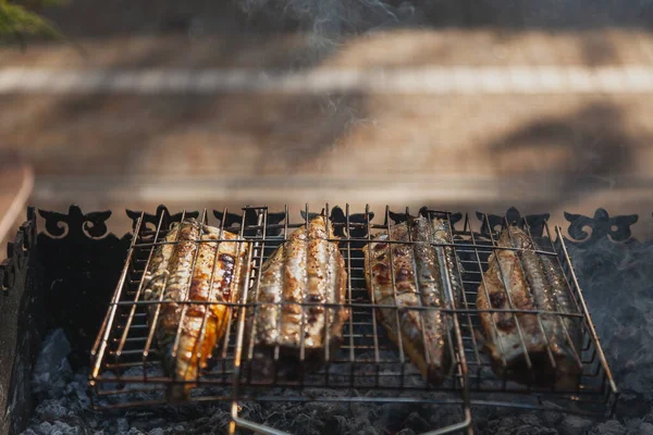 Peixe Grelhado Quatro Cavalas Com Uma Grelha Aço Preparada Sobre — Fotografia de Stock