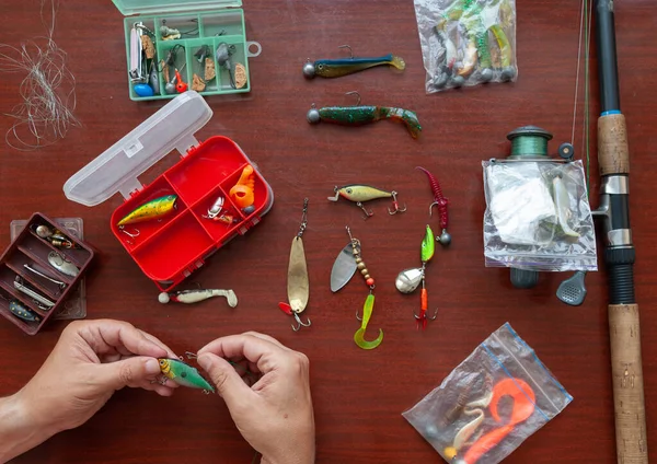 Preparándose Para Pesca Las Manos Conectan Carro Correa Sobre Mesa — Foto de Stock