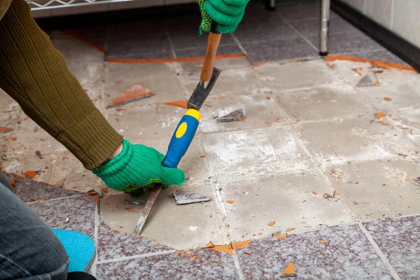 Desmantelamiento Baldosas Las Manos Guantes Trabajo Verdes Socavan Baldosa Con — Foto de Stock