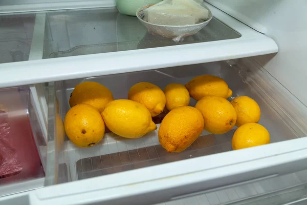 Hastalıkları Önlemek Için Vitaminler Buzdolabının Şeffaf Plastik Kutusunda Birkaç Sarı — Stok fotoğraf