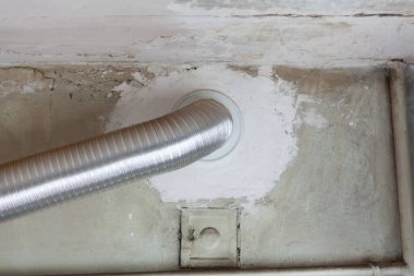 Yeni açılan havalandırma borusu mutfak duvarına yerleştirildi ve beyaz alabaste ile mühürlendi.