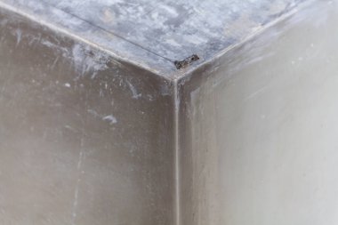 Modern elektrik paneli. Otomatik elektrik şalterleri yakın bir sırada monte edilir. Birkaç şalter devre dışı kaldı.