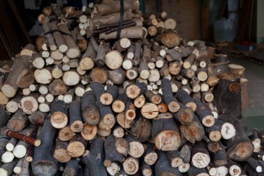 Birkaç katmanlı bir piramide yığılmış odun yığını.