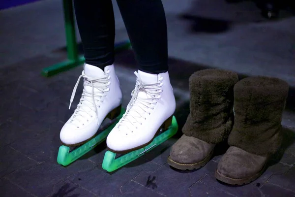 Зимові Забави Ноги Жінки Ковзанах Білою Шкіряною Взуттям Стоять Плитці — стокове фото