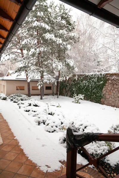 Inverno Quintal Neve Branca Encontra Pátio Entre Uma Cerca Pedra — Fotografia de Stock