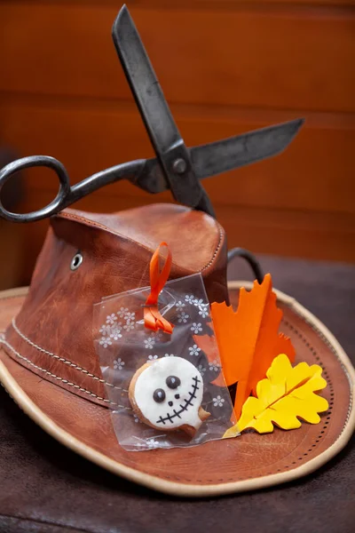 Vrolijk Halloween Ronde Halloween Koekjes Een Pakje Liggen Een Leren — Stockfoto