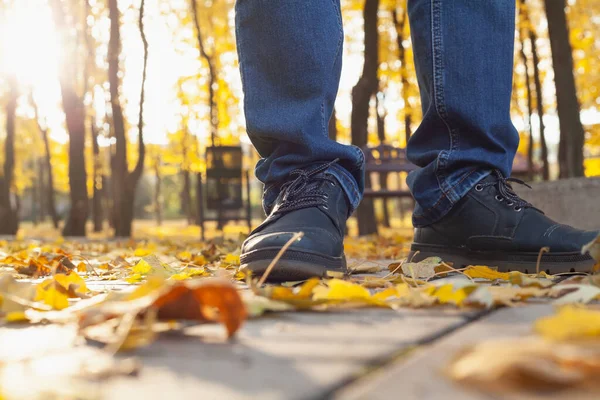 Caminata Otoño Las Piernas Hombre Con Jeans Botas Azules Están — Foto de Stock