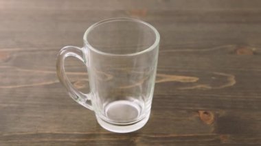Bitkisel ilaç tabletinin sıcak suda çözünmesi. Çay kaşığıyla karıştırmak. 1 saniyelik kesintiler dizisi. Kendi kendine tedavi ve doğal tıp kavramı
