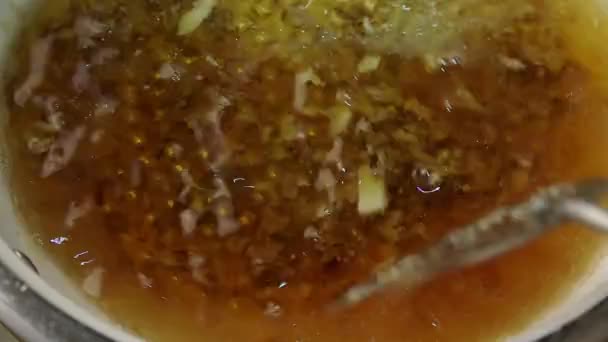 へらで汚れた油っこい鍋 水と混合した油の滴を攪拌 — ストック動画